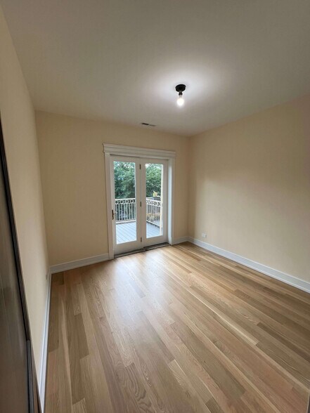 Building Photo - 5841 N Kenmore Ave