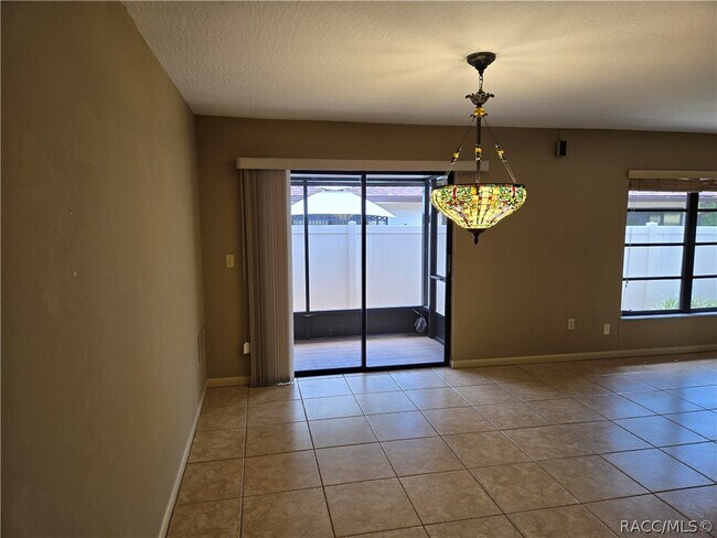 Building Photo - 87 Golfview Dr