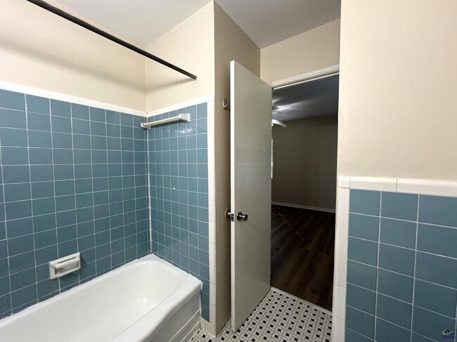 Building Photo - 4693 Twin Oak Dr