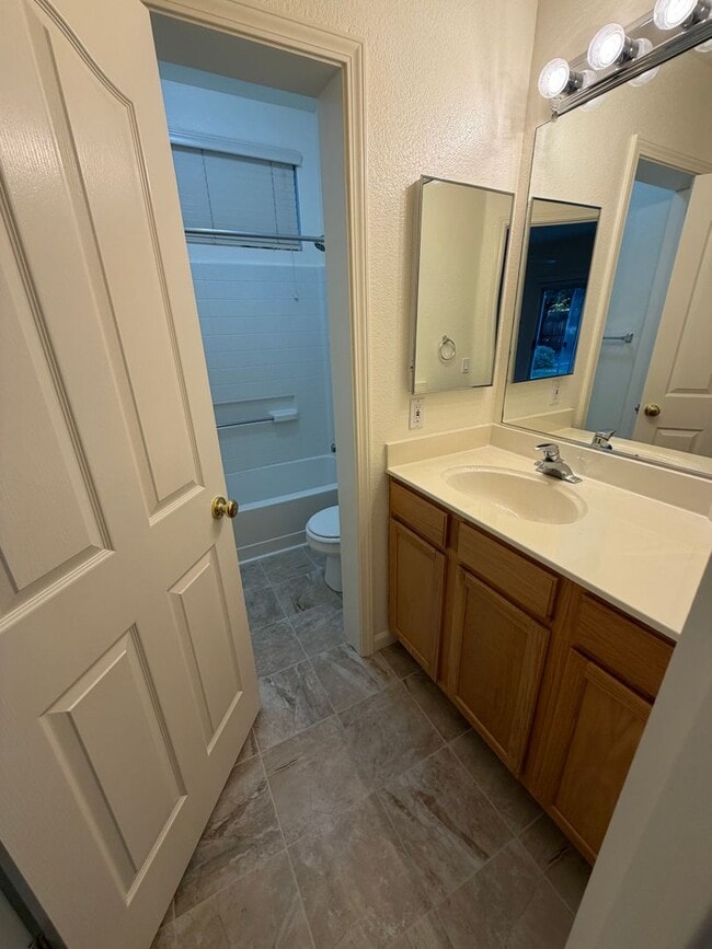 Building Photo - 549 Cascade Dr