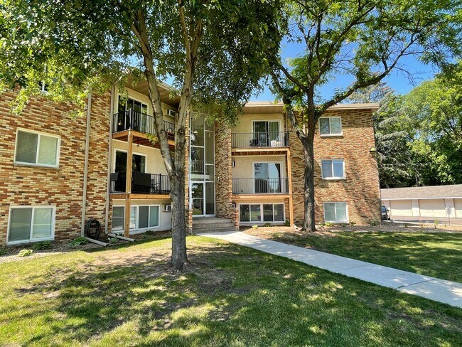 Building Photo - Champlin Main Floor Renovated Apartment, Dishwasher, Garage, Pets Welcome