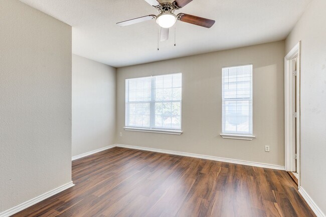 Building Photo - 4608 Alamosa St