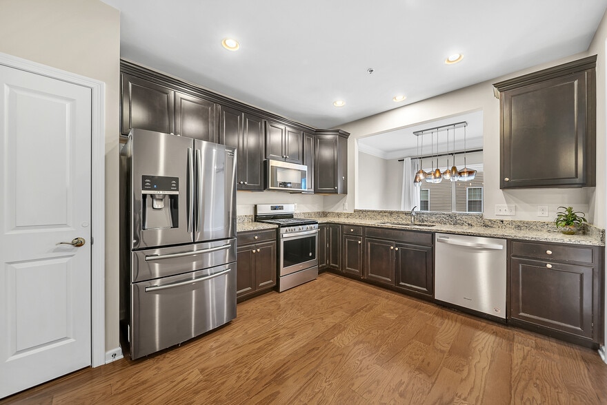 Building Photo - 5 Chestnut Crk