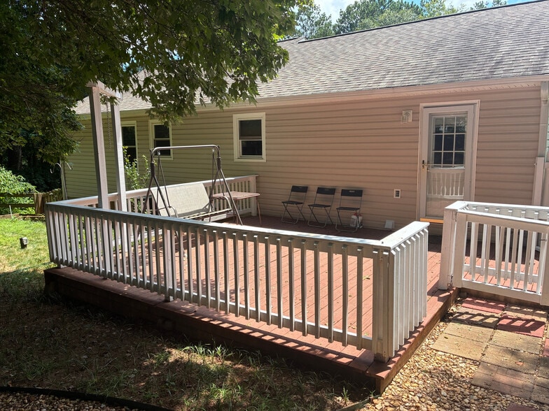 Building Photo - Room in House on Karl Ct