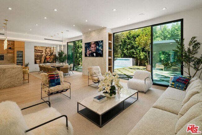 Building Photo - 1130 N Poinsettia Pl