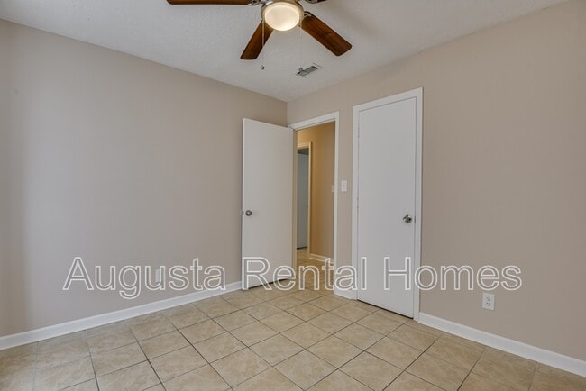 Building Photo - 3859 Fairington Dr