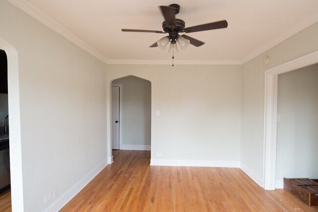 Building Photo - 4742 N Hermitage Ave