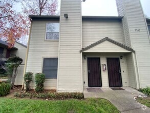 Building Photo - Updated 2 Bedroom Townhome