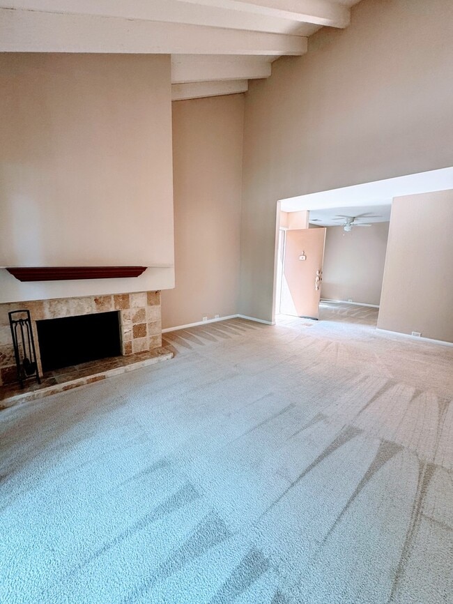 Building Photo - This beautifully maintained upstairs unit ...
