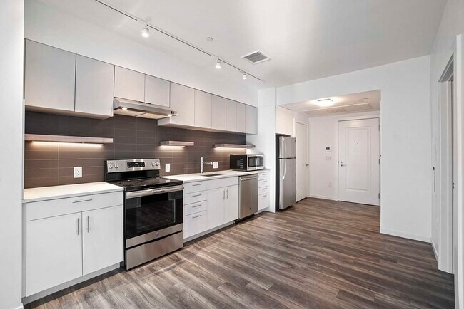 Building Photo - 841 Beacon St