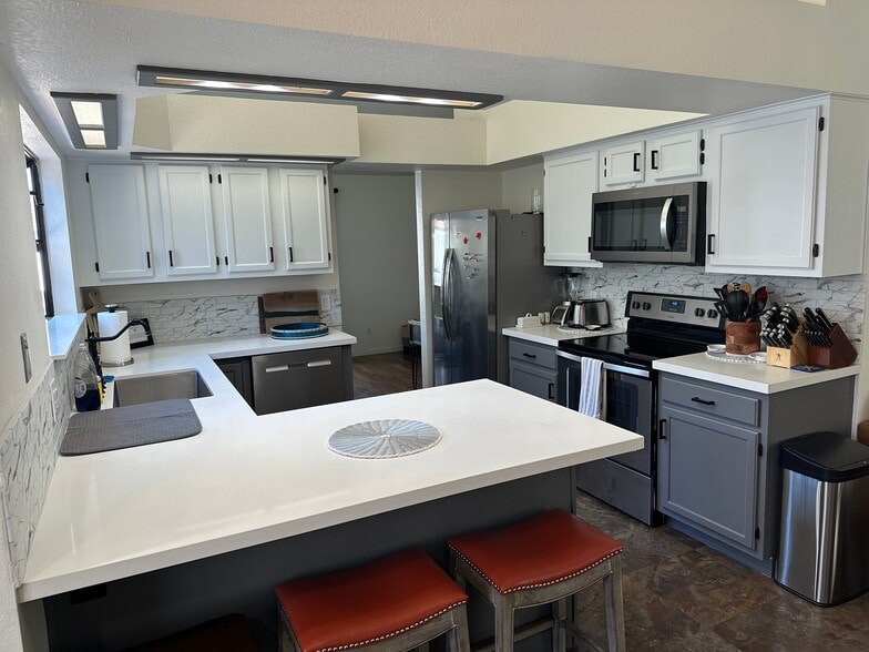 Building Photo - 609 N Balboa