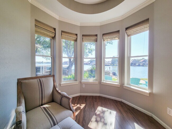 Building Photo - Beautifully designed waterfront property w...