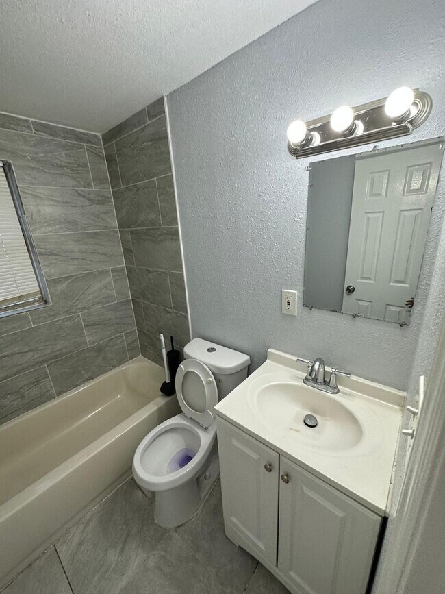 Building Photo - Fully Renovated 2/1 Single Family Available Now!