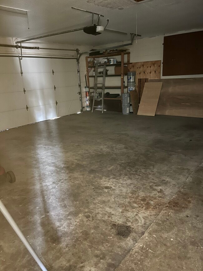 Building Photo - 325 Redwing Way