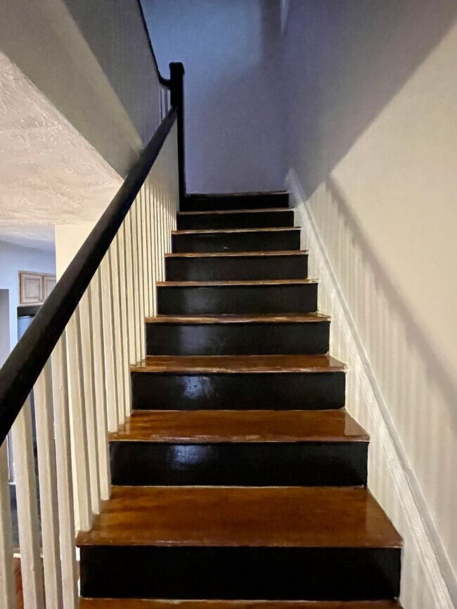 Building Photo - 4 Bedroom Home with Large Yard