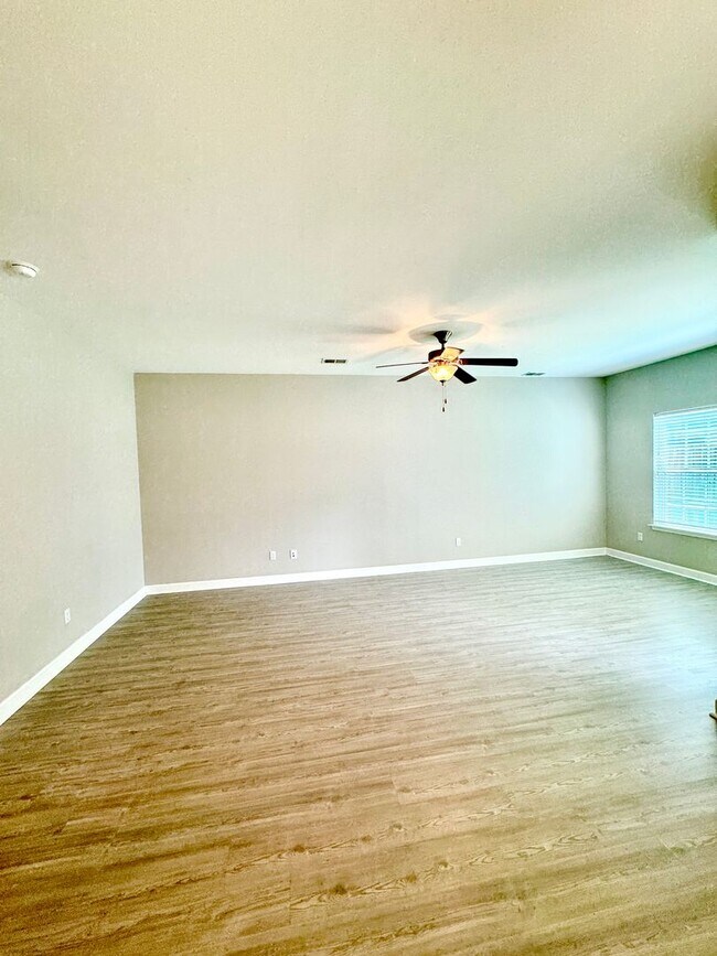 Building Photo - 3 Bed 2 Bath Townhome Located in Cokers Commons in Goose Creek!