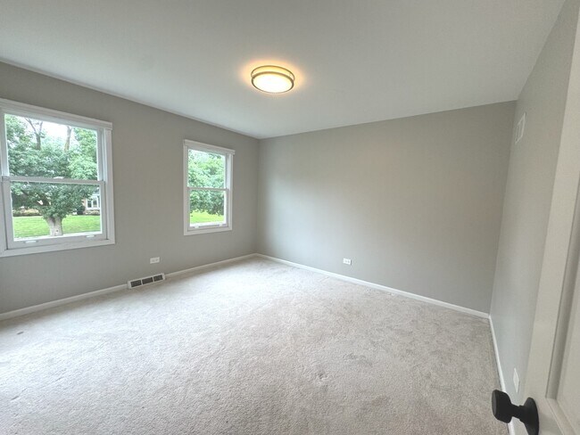 Building Photo - 1019 Thunderbird Ln