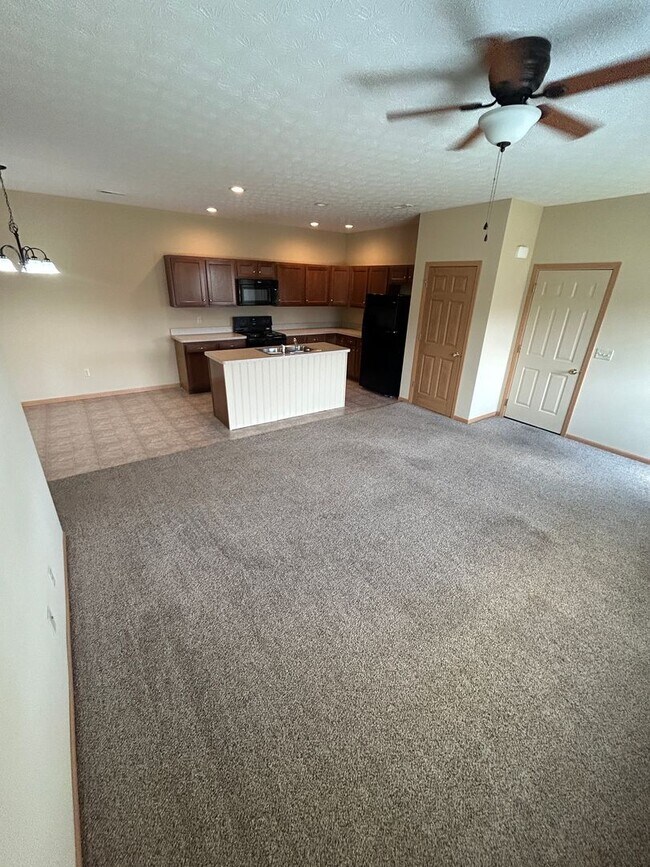 Building Photo - Modern & Spacious 3-Bedroom Ranch Condo!