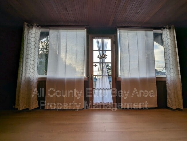 Building Photo - 1529 Josephine St