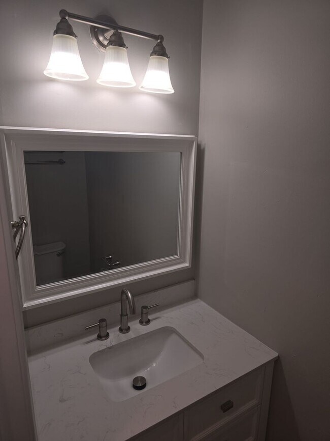 Building Photo - 2 bedroom 1 bath unit duplex