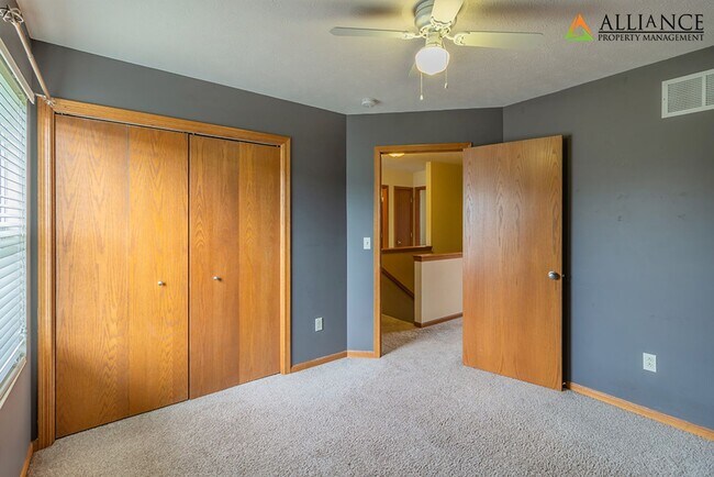 Building Photo - Spacious Duplex ~ Open Kitchen with Breakfast Bar!