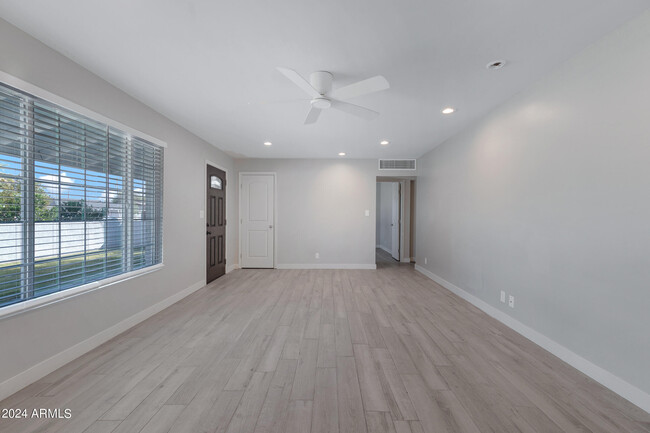 Building Photo - 607 E Encanto Dr