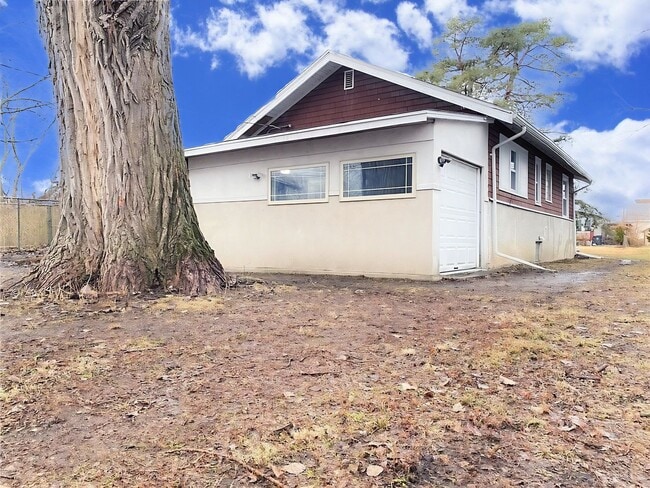 Building Photo - Charming 2-Bedroom Home with Hardwood Floors & Great Location Near Des Moines