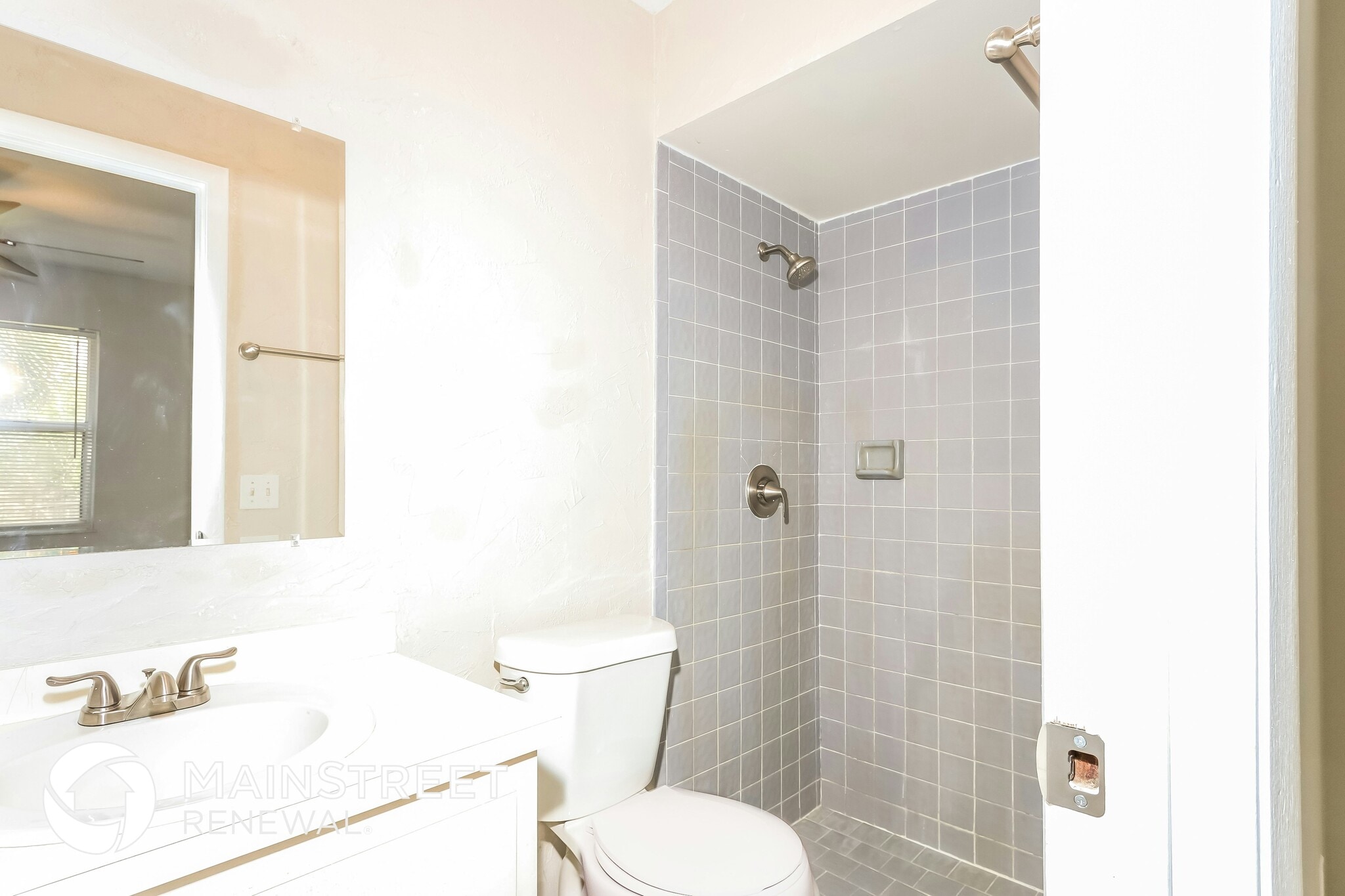 Building Photo - 8208 Kenwood Rd