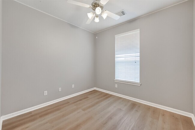 Building Photo - 23719 River Pl Dr