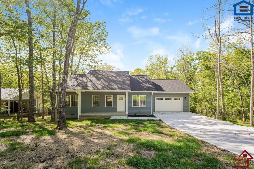 Building Photo - 165 Lakeshire Dr