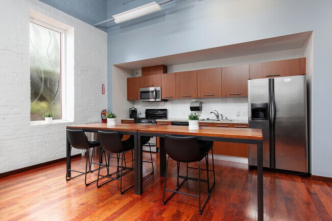 Clubhouse - 1431 Pacific Hwy