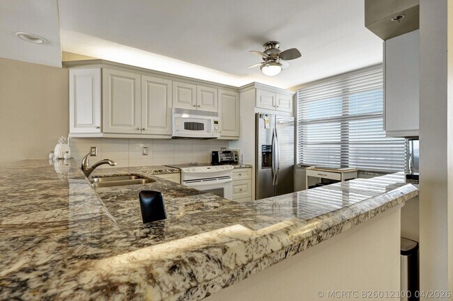 Building Photo - 840 Ocean Dr