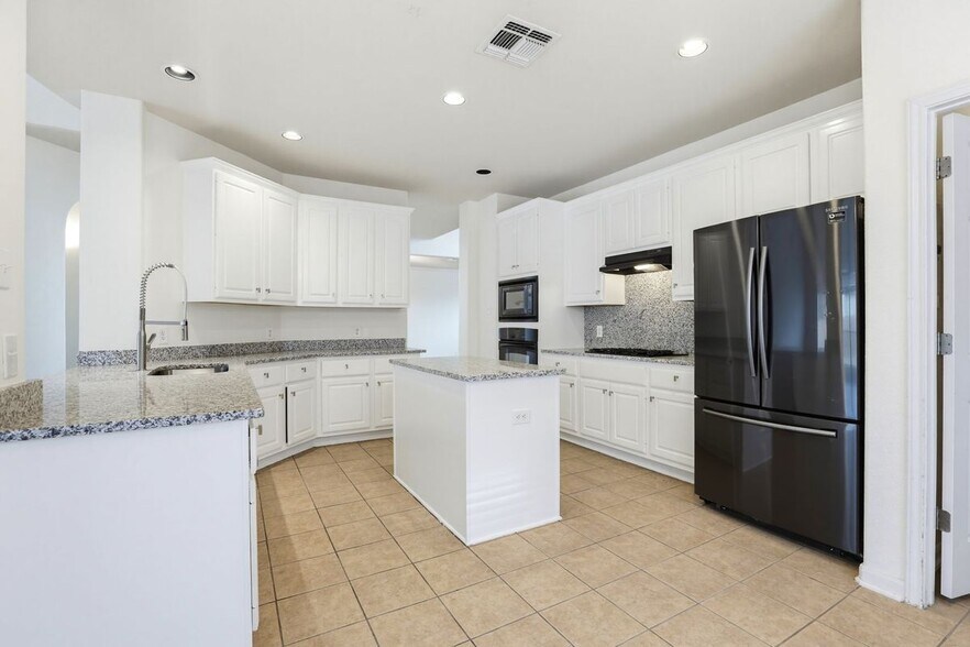 Building Photo - 3415 Highline Tr