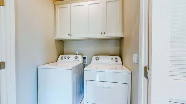 Building Photo - Rare Santa Rosa Four Bedroom house in Desi...