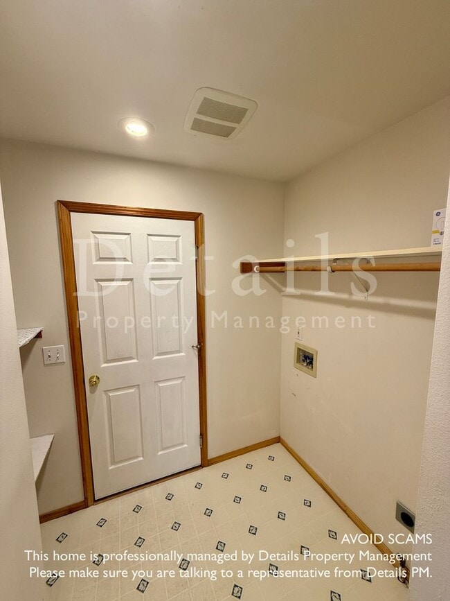 Building Photo - Nice Open Rambler in Secluded Central Kits...