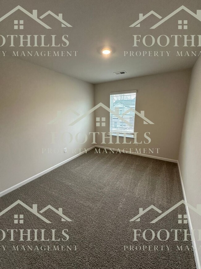 Building Photo - 104 Lowland Dr