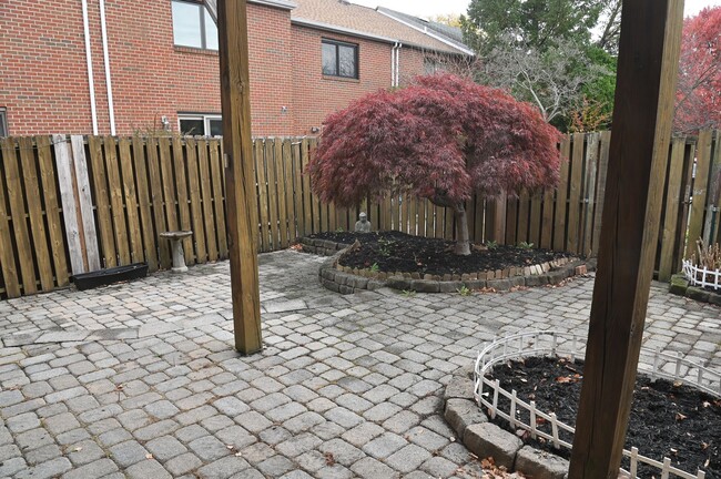 Building Photo - Charming Townhouse on Verbeke St