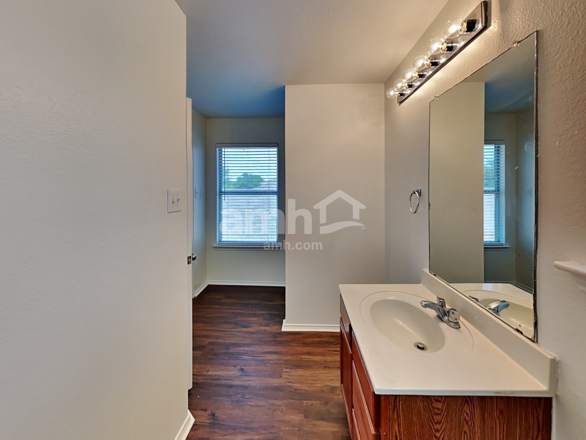 Building Photo - 2014 Kingsbridge Dr