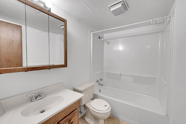 Building Photo - $1,945.95  - $500 OFF First Month's Rent - 3 Bedrooms, 2 Bathrooms Townhouse in Aurora with Washe...