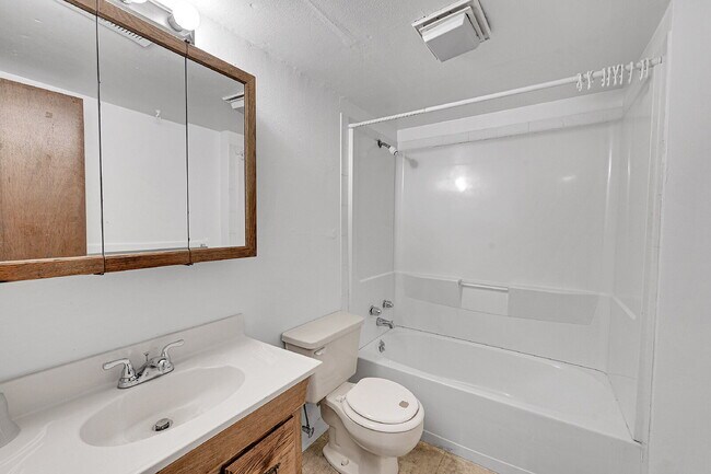 Building Photo - $2,085.00 - $500 OFF First Months' Rent - 3 Bedrooms, 2 Bathrooms Townhouse in Aurora with Washer...