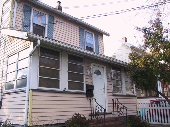 Building Photo - 204 Spruce St