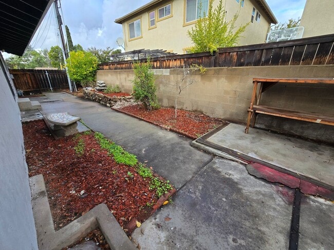 Building Photo - Spacious 3-Bedroom, 2-Bathroom Home on a Corner Lot