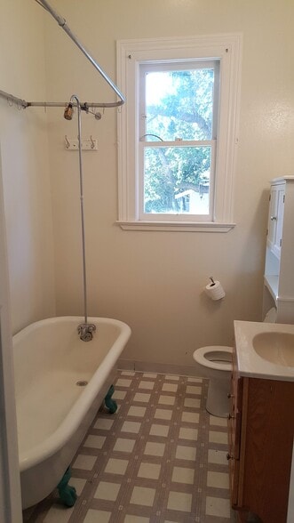 Building Photo - 627 Rose Ave