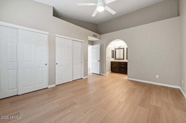 Building Photo - 10059 E Sheena Dr