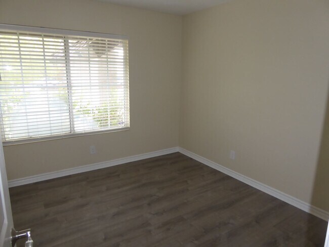 Building Photo - 3 Bedroom Pool Home in Saugus!