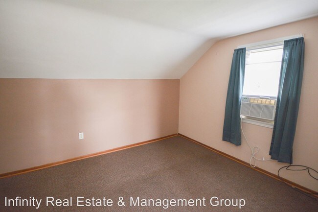 Building Photo - 114-11-1/2 11 1/2 St SE