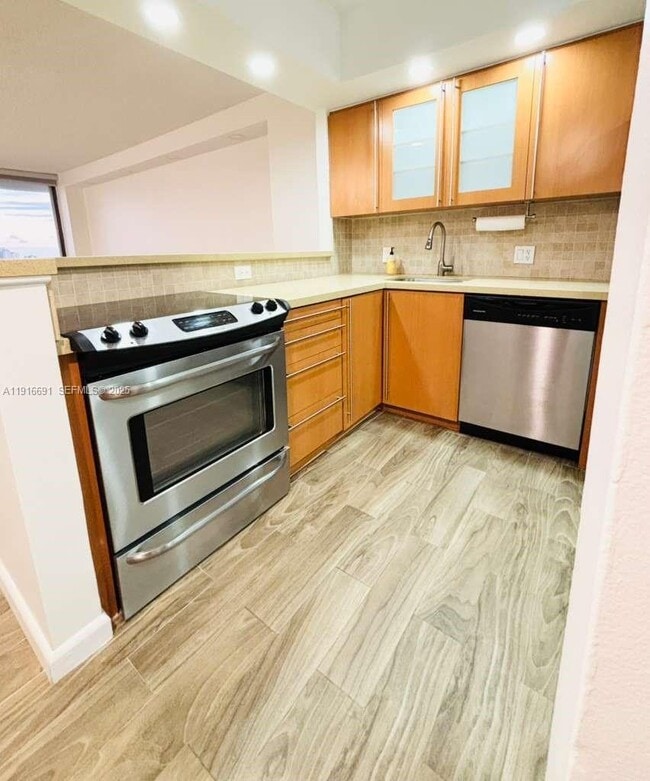 Building Photo - 3625 N Country Club Dr