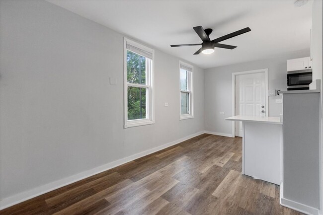 Building Photo - Recently Renovated 2-Bed/1-Bath with In-Un...