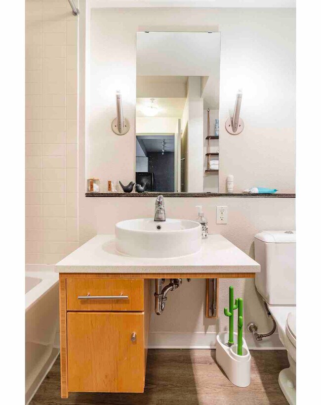 Building Photo - 11011 NE 9th St