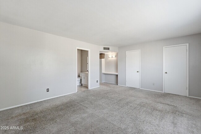 Building Photo - 1628 E Logan Dr